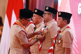 Pj Wali Kota Mojokerto, Ali Kuncoro saat menerima penghargaan Lencana Darma Bakti dari Kwarnas Gerakan Pramuka di Gedung Negara Grahadi, Surabaya, Rabu (22/5/2024) | dok/foto: Istimewa