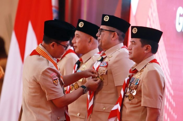 Pj Wali Kota Mojokerto, Ali Kuncoro saat menerima penghargaan Lencana Darma Bakti dari Kwarnas Gerakan Pramuka di Gedung Negara Grahadi, Surabaya, Rabu (22/5/2024) | dok/foto: Istimewa