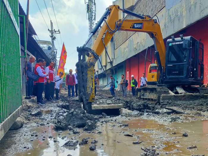 Proses pembangunan box culvert atau saluran di Jalan Kapasari I Surabaya, Rabu (22/5/2024) | dok/foto: Istimewa
