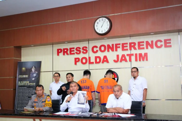 Konferensi pers terkait kasus penembakan misterius di Tol Waru dan Surabaya, yang berlangsung di Mapolda Jatim, Senin (27/5/2024) | dok/foto: Ariandi K