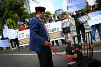 Aksi teatrikal IJTI Korda Surabaya di Taman Apsari Surabaya, Rabu (29/5/2024) | dok/foto: BI/Ariandi K