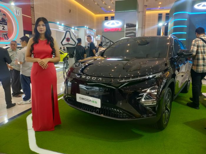 Suasana pameran otomotif Indonesia International Motor Show (IIMS) di Grand City Convention dan Exhibition, Surabaya, Rabu (29/5/2024) | dok/foto: BI/Dimas AP