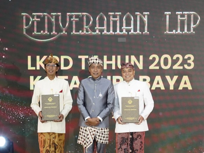 Beskap Putih: Wali Kota Eri Cahyadi (kanan) bersama Ketua DPRD Surabaya Adi Sutarwijono, saat menerima penyerahan LHP LKPD TA 2023 Kota Surabaya di Jakarta, Jumat (4/5/2024) | dok/foto: Pemkot Surabaya