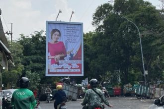 Salah satu baliho Asrilia Kurniati, yang terpasang di sudut Kota Surabaya, Minggu (5/5/2024) | dok/foto: Dimas AP