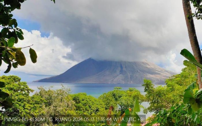 Gunung Ruang yang terletak di Kabupaten Siau Tagulandang Biaro (Sitaro), Sulawesi Utara | dok/foto: PVBMG ESDM