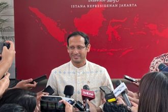 Mendikbudristek Nadiem Anwar Makarim saat menyampaikan keterangan pers usai bertemu Presiden Joko Widodo di Istana Merdeka, Jakarta, Senin (27/5/2024).