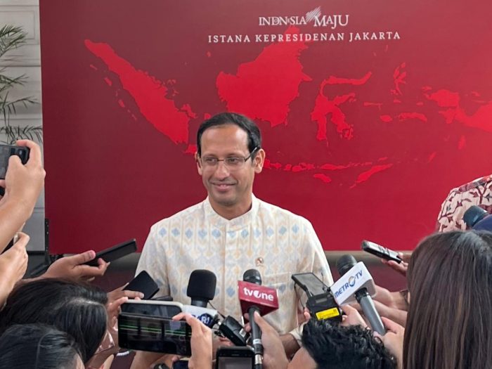 Mendikbudristek Nadiem Anwar Makarim saat menyampaikan keterangan pers usai bertemu Presiden Joko Widodo di Istana Merdeka, Jakarta, Senin (27/5/2024).