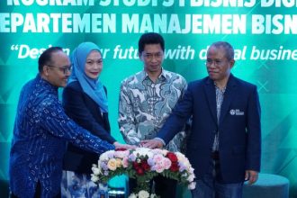 Peresmian Prodi S1 Bisnis Digital ITS secara simbolis oleh Rektor ITS dan jajaran pimpinan ITS serta perwakilan Kementerian Kominfo RI