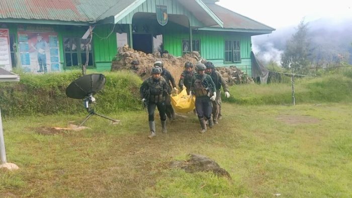 Apkam gabungan TNI-Polri melakukan evakuasi jenazah korban penembakan OPM | dok/foto: Pen/KoopsHabema