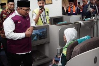 Menteri Agama (Menag) Yaqut Cholil Qoumas saat menyapa salah satu jemaah haji | dok/foto: Hum/Kemenag