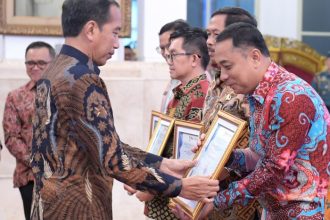 Presiden Joko Widodo saat menyerahkan penghargaan SPBE terbaik kepada Wali Kota Surabaya Eri Cahyadi di Istana Negara, Jakarta, Senin (27/5/2024) | dok/foto: Istimewa