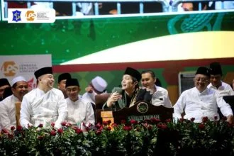 KH Agus Muhammad Iqdam Kholid atau Gus Iqdam, saat memberikan tausiyah agama dalam acara pengajian di Balai Kota Surabaya, Jumat (10/5/2024) malam | dok/foto: Pemkot Surabaya