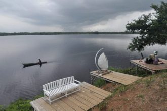 Sejumlah pengunjung berswafoto di kawasan objek wisata Danau Dendam Tak Sudah di Kota Bengkulu, Bengkulu, Selasa (30/4/2024) | source: Infopublik.id