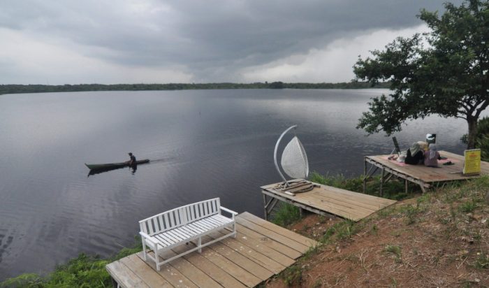 Sejumlah pengunjung berswafoto di kawasan objek wisata Danau Dendam Tak Sudah di Kota Bengkulu, Bengkulu, Selasa (30/4/2024) | source: Infopublik.id