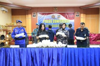 Konferensi pers Lanal Yogyakarta menggagalkan upaya penyelundupan benih bening lobster, Kamis (13/6/2024) | dok/foto: Dispen Koarmada II