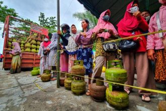 Dok. Sejumlah warga mengantre membeli LPG 3 Kg di halaman Kantor Kelurahan Menteng, Kota Palangka Raya, Rabu (12/10/2022) | Source: palangkaraya.go.id