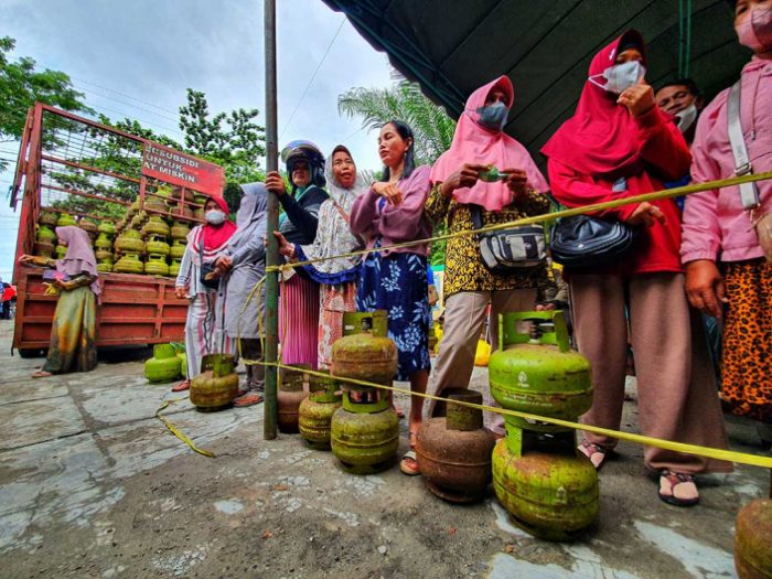 Dok. Sejumlah warga mengantre membeli LPG 3 Kg di halaman Kantor Kelurahan Menteng, Kota Palangka Raya, Rabu (12/10/2022) | Source: palangkaraya.go.id