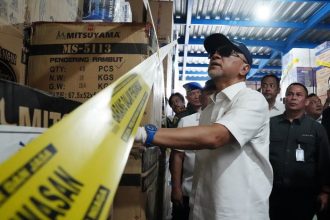 Menteri Perdagangan Zulkifli Hasan saat memimpin ekspose temuan barang elektronik impor tidak sesuai ketentuan di Serang, Banten, Kamis (6/6/2024) | dok/foto: Hum/Kemendag