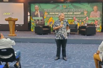 Pakar komunikasi dan motivator nasional, Aqua Dwipayana memberikan motivasi kepada atlet dan pelatih Puslatda Jawa Timur di Unesa Surabaya, Rabu (5/6/2024) | dok/foto: Istimewa