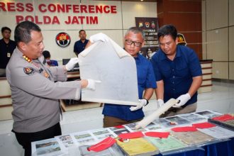 Polisi menunjukan sejumlah barang bukti dari kasus tukar guling Tanah Kas Desa (TKD) di Kabupaten Sumenep, dalam konferensi pers di Polda Jatim, Rabu (5/6/2024) | dok/foto: Ariandi K