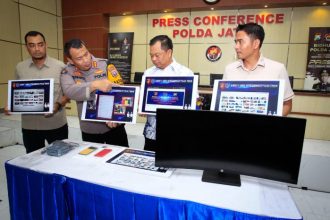 Polisi menunjukkan sejumlah barang bukti dalam kasus tindak pidana situs pornografi pada konferensi pers di Polda Jatim, Kamis (6/6/2024) | dok/foto: BI/Ariandi-K