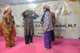 Menteri Sosial Tri Rismaharini saat menerima gelar kebangsawanan di Desa Majan, Kedungwaru, Tulungagung, Kamis (6/7/2024) | dok/foto: Istimewa