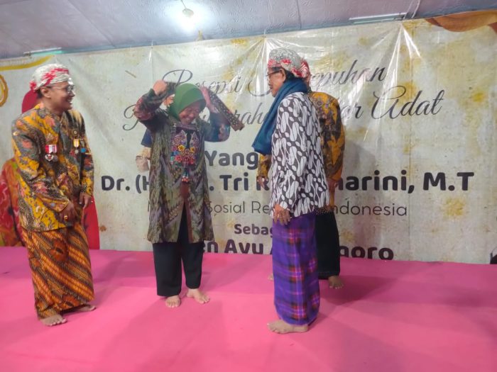 Menteri Sosial Tri Rismaharini saat menerima gelar kebangsawanan di Desa Majan, Kedungwaru, Tulungagung, Kamis (6/7/2024) | dok/foto: Istimewa