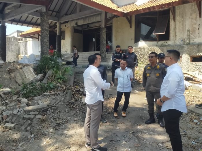 Wali Kota Eri Cahyadi bersama Ketua Kadin Surabaya M Ali Affandi Andi La Nyalla Mahmud Mattalitti saat meninjau progres pembersihan eks THR-TRS, Jumat (7/6/2024) | dok/foto: Istimewa