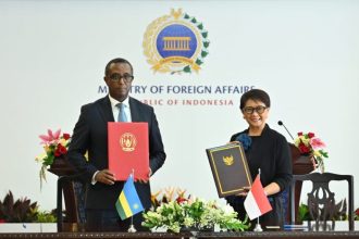Menteri Luar Negeri RI Retno Marsudi saat menerima kunjungan resmi Menteri Luar Negeri Rwanda Vincent Biruta di Jakarta, Kamis (6/6/2024) | dok/foto: Kemlu RI