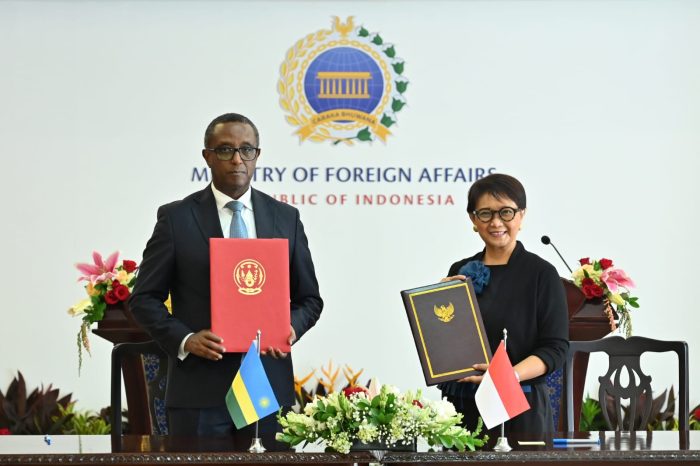 Menteri Luar Negeri RI Retno Marsudi saat menerima kunjungan resmi Menteri Luar Negeri Rwanda Vincent Biruta di Jakarta, Kamis (6/6/2024) | dok/foto: Kemlu RI