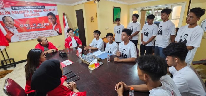 Richard Handiwiyanto, memakai jaket PSI dikawal belasan pelajar mengambil formulir calon wakil wali kota di Kantor DPD PSI Surabaya | dok/foto: Istimewa