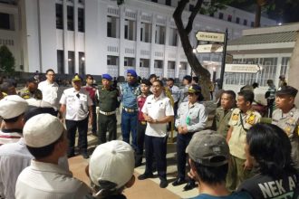 Petugas gabungan saat memberikan pembinaan kepada juru parkir di kawasan Kota Lama Zona Eropa Surabaya, Rabu (12/6/2024) malam | dok/foto: Pr/Istimewa