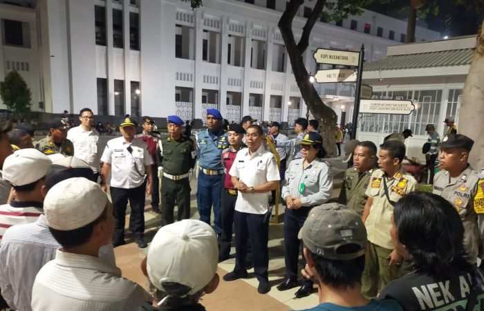 Petugas gabungan saat memberikan pembinaan kepada juru parkir di kawasan Kota Lama Zona Eropa Surabaya, Rabu (12/6/2024) malam | dok/foto: Pr/Istimewa