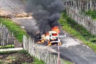 Kendaraan korban saat dibakar oleh kelompok bersenjata OPM | dok/foto: Puspen TNI