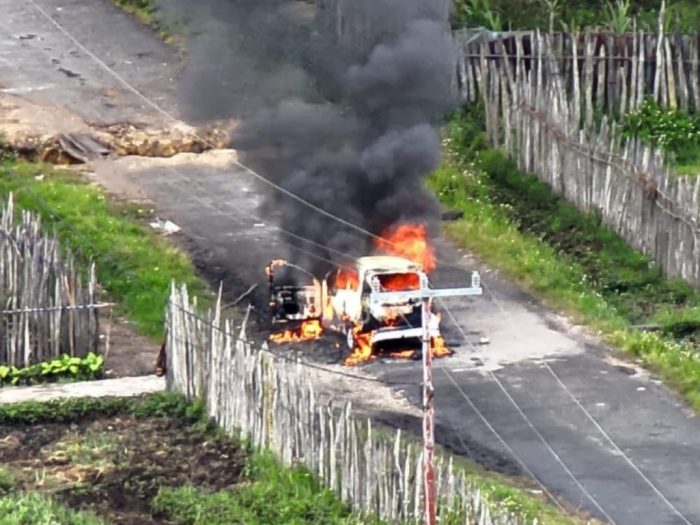 Kendaraan korban saat dibakar oleh kelompok bersenjata OPM | dok/foto: Puspen TNI