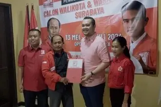 Dua dari kanan: Ketua Projo Jatim saat mendaftar Bacawali ke kantor DPD PSI Surabaya, Rabu (12/6/2024) malam | dok/foto: Istimewa