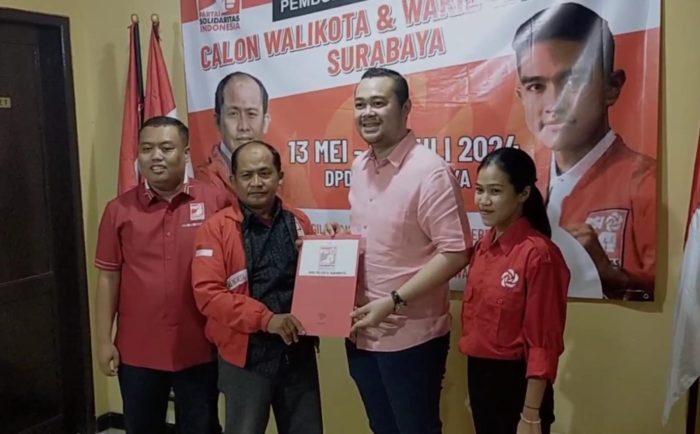 Dua dari kanan: Ketua Projo Jatim saat mendaftar Bacawali ke kantor DPD PSI Surabaya, Rabu (12/6/2024) malam | dok/foto: Istimewa