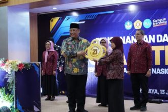 Rektor UPN Veteran Jawa Timur, Prof Akhmad Fauzi menyerahkan mock up kunci kepada Ketua RB UPNV Jatim sebagai simbol dimulainya Pembangunan ZI di UPNVJT | dok/foto: Istimewa