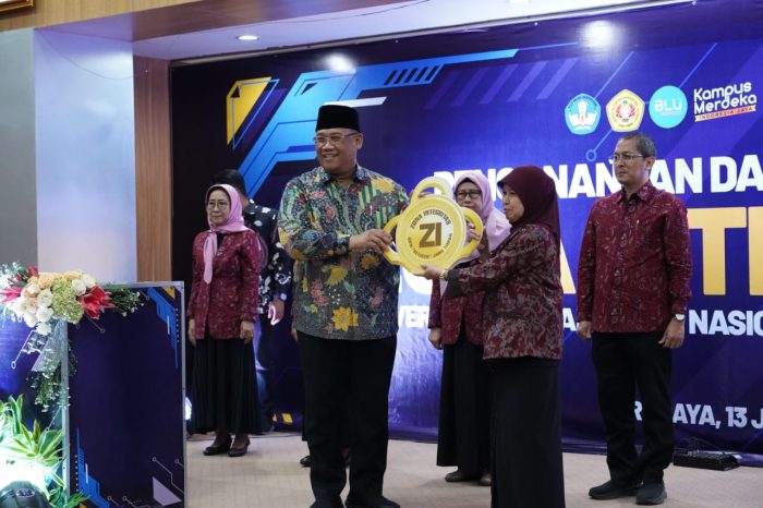 Rektor UPN Veteran Jawa Timur, Prof Akhmad Fauzi menyerahkan mock up kunci kepada Ketua RB UPNV Jatim sebagai simbol dimulainya Pembangunan ZI di UPNVJT | dok/foto: Istimewa