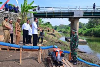 Presiden Joko Widodo meninjau pelaksanaan pemberian bantuan pompa air untuk pengairan sawah dan pertanian atau pompanisasi di Provinsi Jawa Tengah, Rabu (19/6/2024) | Foto: BPMI Setpres