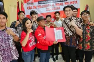Richard Handiwiyanto mengembalikan formulir pendaftaran Cawawali ke Kantor DPD PSI Surabaya.