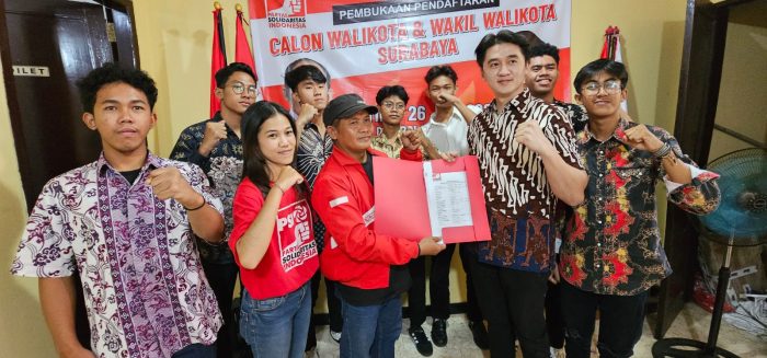 Richard Handiwiyanto mengembalikan formulir pendaftaran Cawawali ke Kantor DPD PSI Surabaya.