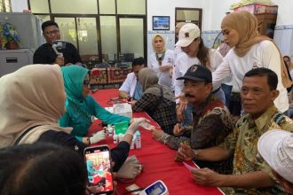 Bakti sosial yang dilakukan Ikatan Perempuan Indonesia Peduli (IPIP) di RW 8, Kelurahan Mojo, Gubeng, Surabaya, Kamis (27/6/2024) Foto: Dimas AP/Istimewa