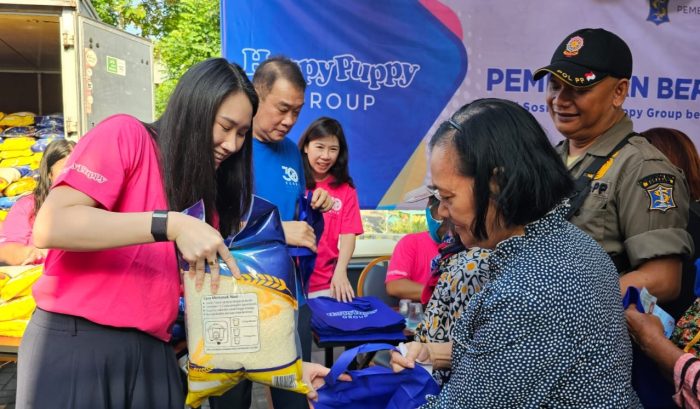 Steffiani Setyadji membagikan beras kepada masyarakat sekitar lokasi outlet Happy Puppy Mayjend Sungkono, Kamis (6/6/2024) | dok/foto: Istimewa