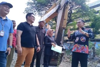 Kanan: Wali Kota Surabaya Eri Cahyadi saat meninjau kawasan Eks THR-TRS, Selasa (28/5/2024) | Foto: dok. Istimewa