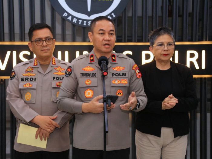 Tengah: Karopenmas Divisi Humas Polri Brigjen Trunoyudo Wishnu Andiko saat menyampaikan keterangan pers di Mabes Polri Jakarta, Rabu (19/6/2024) | Foto: dok. Hum/Polri