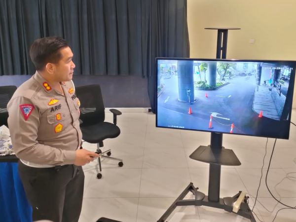 Kasat Lantas Polrestabes Surabaya, AKBP Arif Fazlurrahman memberikan penjelasan terkait kecelakaan tersebut | Foto: Dimas AP/BI