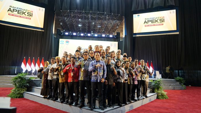 Foto bersama ketua dan anggota APEKSI usai sidang pleno Rakernas XVII APEKSI 2024 di Kota Balikpapan, Kalimantan Timur, Rabu (5/6/2024) | dok/foto: Istimewa