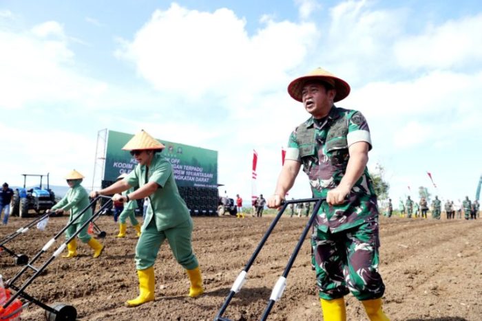 Kasad Jenderal TNI Maruli Simanjuntak saat kick off Ketahanan Pangan Terpadu di wilayah Kodim 1006/Banjar, Kalsel, Sabtu (8/6/2024) | dok/foto: Dispenad