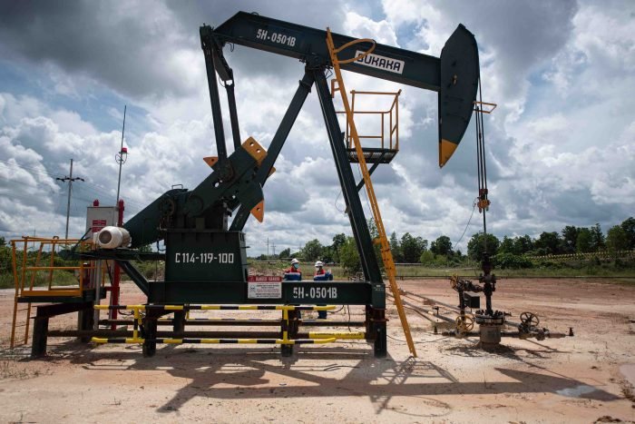 Dok: Pekerja PT Pertamina Hulu Rokan (PHR) mengecek pompa angguk di Central Gathering Station (CGS) 10 Field Duri, Blok Rokan, Bengkalis, Riau | source: Indonesia.go.id